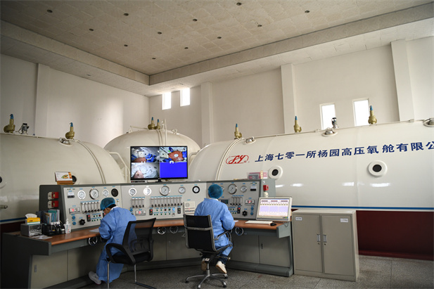 2020年2月，半岛（中国）东风总医院使用高压氧舱技术治疗新冠肺炎。.jpg