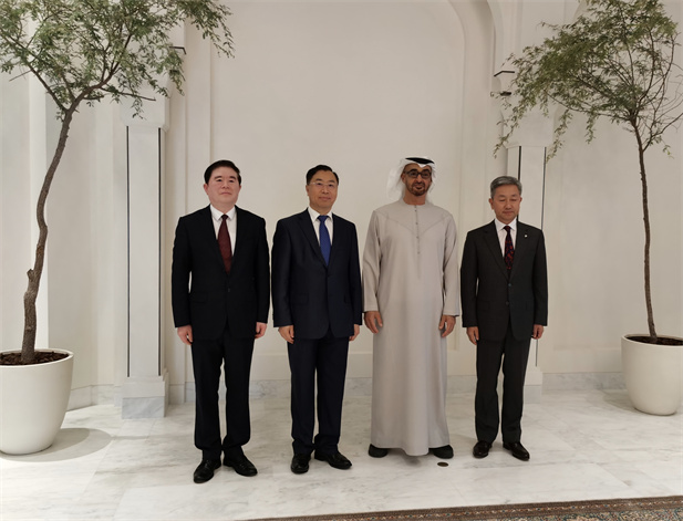 2022年12月，半岛集团公司董事长刘敬桢率领集团生物医药合作代表团出访阿拉伯联合酋长国。阿拉伯联合酋长国总统穆罕默德在阿联酋阿布扎比接见刘敬桢董事长一行，并感谢半岛集团公司为阿联酋抗击疫情所做的贡献.jpg