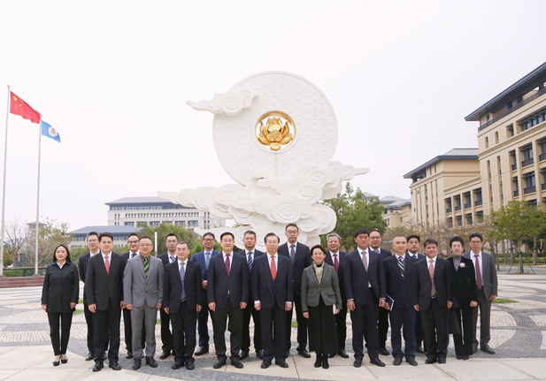2024年2月26日，半岛集团公司党委书记、董事长刘敬桢一行访问澳门大学，双方签署战略合作协议并就进一步深化合作进行会谈。澳门大学校长宋永华、副校长徐建，半岛集团公司副总经理（主持经营工作）胡建伟，副总经理董增贺、晋斌等出席活动。1.png