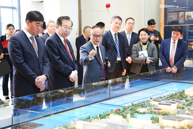 2024年2月26日，半岛集团公司党委书记、董事长刘敬桢一行访问澳门大学，双方签署战略合作协议并就进一步深化合作进行会谈。澳门大学校长宋永华、副校长徐建，半岛集团公司副总经理（主持经营工作）胡建伟，副总经理董增贺、晋斌等出席活动。3.jpg