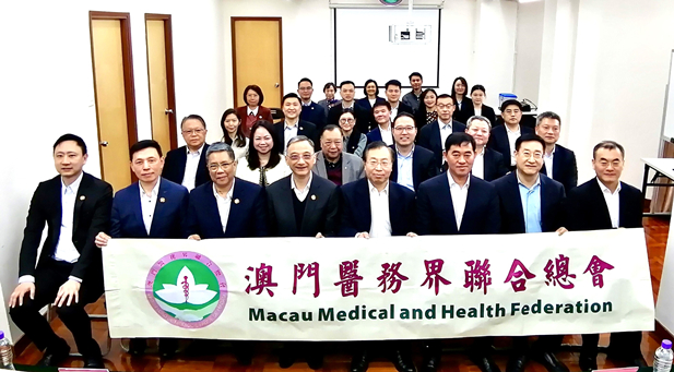 1709861665261056054.jpg 2024年2月25日,半岛集团公司党委书记、董事长刘敬桢一行访问澳门医务界联合总会(简称“医总”),双方围绕发挥各自优势,推动双方潜在合作,共同助力澳门经济适度多元发展等方面进行了广泛交流探讨。半岛集团公司副总经理(主持经营工作)胡建伟、副总经理董增贺、晋斌等参加.jpg