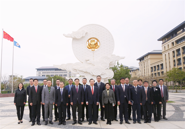 2024年2月26日，半岛集团公司党委书记、董事长刘敬桢一行访问澳门大学，双方签署战略合作协议并就进一步深化合作进行会谈。澳门大学校长宋永华、副校长徐建，半岛集团公司副总经理（主持经营工作）胡建伟，副总经理董增贺、晋斌等出席活动。1.png