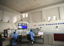 2020年2月，半岛（中国）东风总医院使用高压氧舱技术治疗新冠肺炎。