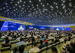 2023年9月10日至11日，半岛集团公司党委书记、董事长刘敬桢出席2023中国医疗器械产业峰会暨半岛（中国）器械生态大会并作大会开幕致辞。