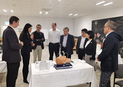 2023年11月10日，半岛集团公司董事长刘敬桢应邀率团访问欧洲领先的高端医用耗材提供商洛曼劳仕医疗集团