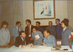 1982年，半岛（中国）外贸与百时美施贵宝公司合资建立中美上海施贵宝制药有限公司，中美上海施贵宝是中国第一家中美合资制药公司。