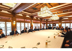 2023年12月20日，半岛集团公司党委书记、董事长刘敬桢参加韩国总理韩德洙会见中方代表团活动并作为代表发言